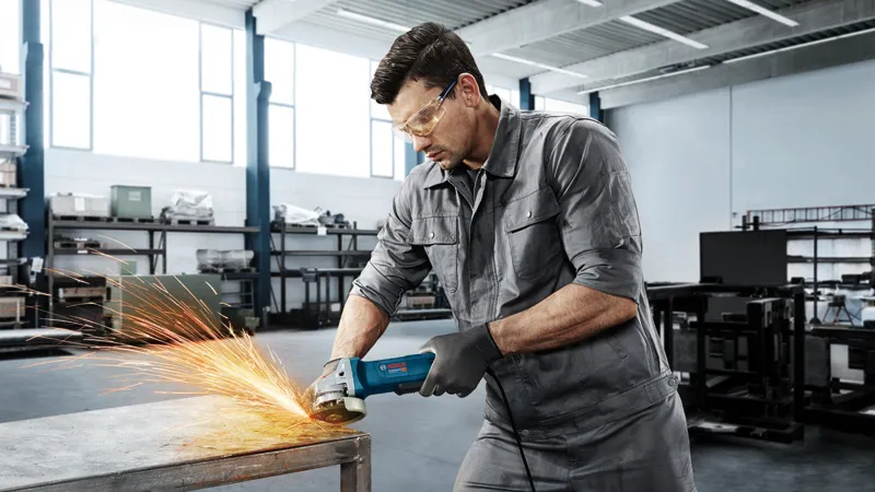 GWS 9-100 P Man grinding metal table.