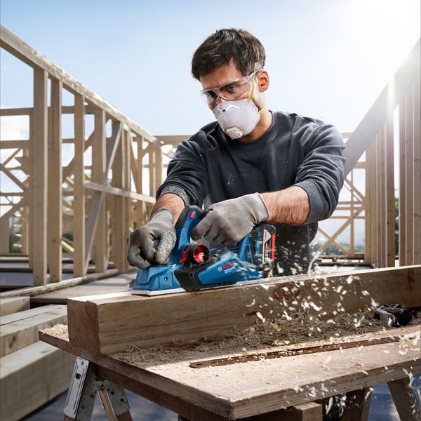 Bosch GHO 185-K cordless planer smoothing wood.