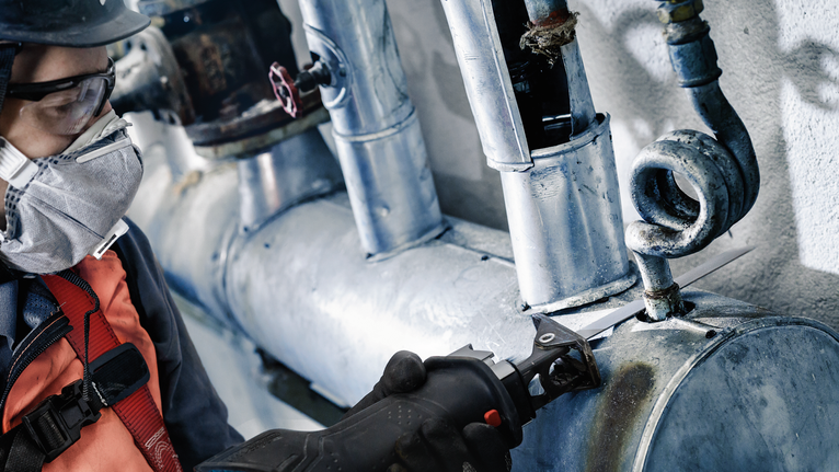 PRO Metal Demolition S1125VF Blade, 1.25 x 19 x 225 mm, 5 pcs Person wearing safety equipment cuts metal piping with a power tool.