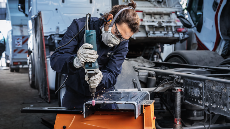 PRO Steel Mounted Point Set, 25 x 24; 15 x 30; 15 x 30; 25 x 25; 20 x 25 mm, G60; G60; G60; G60; G60, 5 pcs A person wearing safety equipment grinds metal, producing sparks in a workshop.