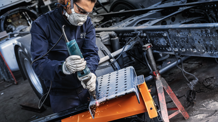 PRO Steel Mounted Point Set, 25 x 24; 15 x 30; 15 x 30; 25 x 25; 20 x 25 mm, G60; G60; G60; G60; G60, 5 pcs A person wearing safety equipment uses a power tool to drill metal, producing sparks.