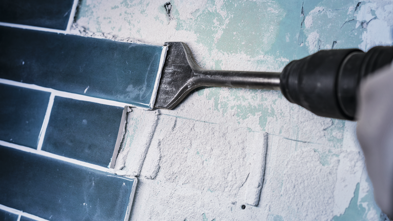 PRO SDS max-4C Tile Chisel, 80 x 300 mm Power tool with chisel attachment removes wall tiles.