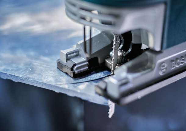 PRO Alu curve T227D Jigsaw Blade, 100 mm, 5 pcs Jigsaw cutting through a sheet of metal.