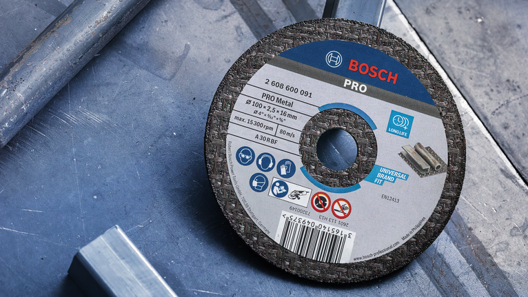 PRO Metal Cutting Disc, 100 x 2.5 x 16 mm Metal cutting disc placed on a metal surface in a workshop setting.