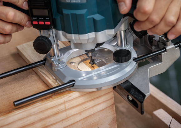 Object #200587583: 7437802_app_wide_01 Person using a plunge router to cut a groove in a piece of wood.