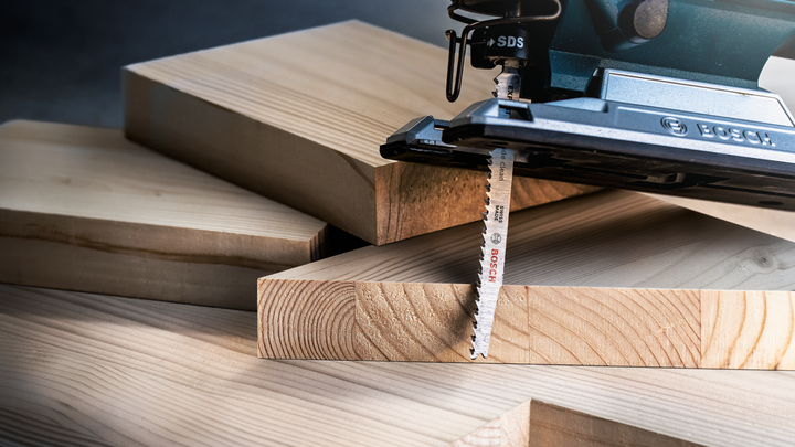 Object #200597869: 2793296_app_web_07 A jigsaw cutting through a thick wooden board.