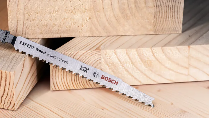 Object #200597870: 2793296_app_web_02 Saw blade resting on stacked cut timber pieces.