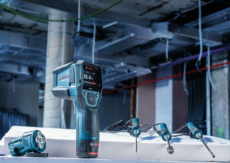 Thermo detector with probes measures temperature at a construction site.